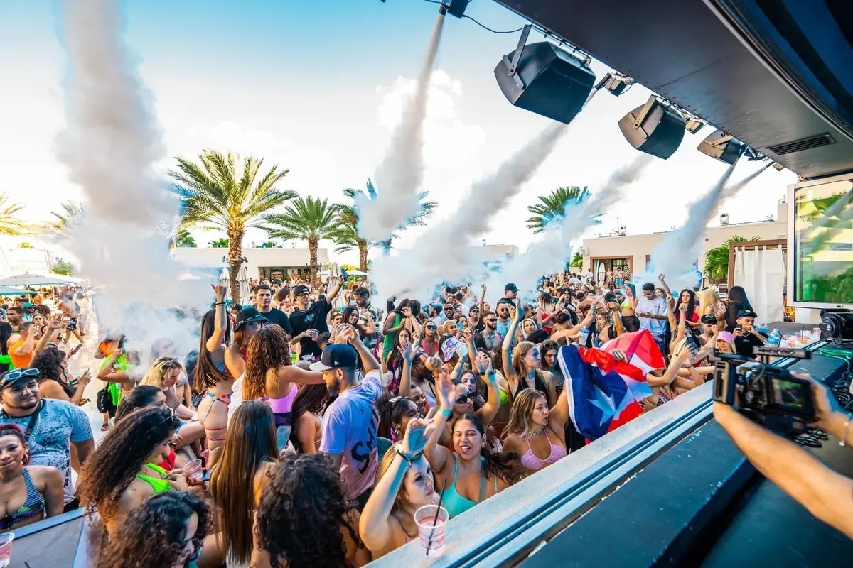 DAER Dayclub crowd by the pool